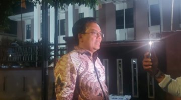 Kuasa Hukum tiga terdakwa, Dr. Irpan Suriadiata, S.H.I., M.H., memberikan keterangan kepada awak media usai persidangan vonis bebas di Pengadilan Negeri Tipikor Mataram, NTB, Rabu (5/8/2026). (Foto: Dok. JD09)