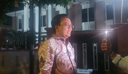 Kuasa Hukum tiga terdakwa, Dr. Irpan Suriadiata, S.H.I., M.H., memberikan keterangan kepada awak media usai persidangan vonis bebas di Pengadilan Negeri Tipikor Mataram, NTB, Rabu (5/8/2026). (Foto: Dok. JD09)
