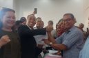Foto: Bakal calon Ketua Umum KONI NTB periode 2026–2030, Mori Hanafi, menyerahkan berkas pendaftaran dan berjabat tangan dengan panitia Tim Penjaringan di Sekretariat KONI NTB, Mataram, Selasa 11/8/2026.(JD09)