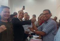 Foto: Bakal calon Ketua Umum KONI NTB periode 2026–2030, Mori Hanafi, menyerahkan berkas pendaftaran dan berjabat tangan dengan panitia Tim Penjaringan di Sekretariat KONI NTB, Mataram, Selasa 11/8/2026.(JD09)