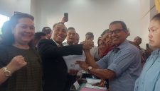 Foto: Bakal calon Ketua Umum KONI NTB periode 2026–2030, Mori Hanafi, menyerahkan berkas pendaftaran dan berjabat tangan dengan panitia Tim Penjaringan di Sekretariat KONI NTB, Mataram, Selasa 11/8/2026.(JD09)