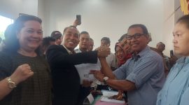 Foto: Bakal calon Ketua Umum KONI NTB periode 2026–2030, Mori Hanafi, menyerahkan berkas pendaftaran dan berjabat tangan dengan panitia Tim Penjaringan di Sekretariat KONI NTB, Mataram, Selasa 11/8/2026.(JD09)