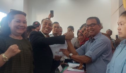 Foto: Bakal calon Ketua Umum KONI NTB periode 2026–2030, Mori Hanafi, menyerahkan berkas pendaftaran dan berjabat tangan dengan panitia Tim Penjaringan di Sekretariat KONI NTB, Mataram, Selasa 11/8/2026.(JD09)