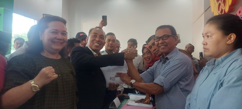 Foto: Bakal calon Ketua Umum KONI NTB periode 2026–2030, Mori Hanafi, menyerahkan berkas pendaftaran dan berjabat tangan dengan panitia Tim Penjaringan di Sekretariat KONI NTB, Mataram, Selasa 11/8/2026.(JD09)