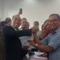 Foto: Bakal calon Ketua Umum KONI NTB periode 2026–2030, Mori Hanafi, menyerahkan berkas pendaftaran dan berjabat tangan dengan panitia Tim Penjaringan di Sekretariat KONI NTB, Mataram, Selasa 11/8/2026.(JD09)