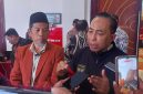 Foto: Anggota Komisi V DPR RI, Mori Hanafi memberikan keterangan kepada awak media mengenai penundaan target penyelesaian pembangunan Gedung DPRD NTB di Hotel Golden Palace, Mataram, Rabu,12/8/2026.(JD09)