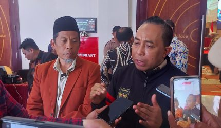 Foto: Anggota Komisi V DPR RI, Mori Hanafi memberikan keterangan kepada awak media mengenai penundaan target penyelesaian pembangunan Gedung DPRD NTB di Hotel Golden Palace, Mataram, Rabu,12/8/2026.(JD09)