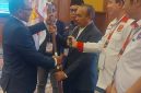 Foto: Pimpinan sidang Musorprov XIII KONI NTB secara simbolis menyerahkan bendera pataka organisasi kepada perwakilan KONI Pusat di Hotel Lombok Raya Mataram, Minggu (30/8/2026). Penyerahan pataka ini menandai pengambilalihan kepemimpinan sementara oleh KONI Pusat setelah Musorprov XIII berakhir buntu tanpa menetapkan Ketua Umum baru.(JD09)
