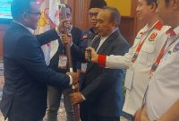 Foto: Pimpinan sidang Musorprov XIII KONI NTB secara simbolis menyerahkan bendera pataka organisasi kepada perwakilan KONI Pusat di Hotel Lombok Raya Mataram, Minggu (30/8/2026). Penyerahan pataka ini menandai pengambilalihan kepemimpinan sementara oleh KONI Pusat setelah Musorprov XIII berakhir buntu tanpa menetapkan Ketua Umum baru.(JD09)