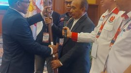Foto: Pimpinan sidang Musorprov XIII KONI NTB secara simbolis menyerahkan bendera pataka organisasi kepada perwakilan KONI Pusat di Hotel Lombok Raya Mataram, Minggu (30/8/2026). Penyerahan pataka ini menandai pengambilalihan kepemimpinan sementara oleh KONI Pusat setelah Musorprov XIII berakhir buntu tanpa menetapkan Ketua Umum baru.(JD09)