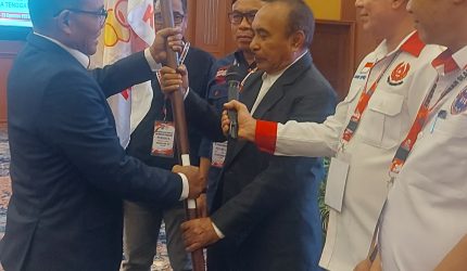 Foto: Pimpinan sidang Musorprov XIII KONI NTB secara simbolis menyerahkan bendera pataka organisasi kepada perwakilan KONI Pusat di Hotel Lombok Raya Mataram, Minggu (30/8/2026). Penyerahan pataka ini menandai pengambilalihan kepemimpinan sementara oleh KONI Pusat setelah Musorprov XIII berakhir buntu tanpa menetapkan Ketua Umum baru.(JD09)
