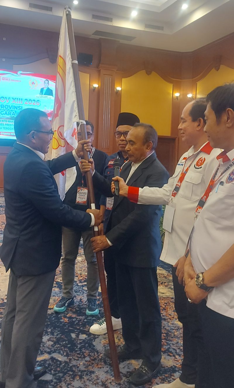 Foto: Pimpinan sidang Musorprov XIII KONI NTB secara simbolis menyerahkan bendera pataka organisasi kepada perwakilan KONI Pusat di Hotel Lombok Raya Mataram, Minggu (30/8/2026). Penyerahan pataka ini menandai pengambilalihan kepemimpinan sementara oleh KONI Pusat setelah Musorprov XIII berakhir buntu tanpa menetapkan Ketua Umum baru.(JD09)
