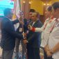 Foto: Pimpinan sidang Musorprov XIII KONI NTB secara simbolis menyerahkan bendera pataka organisasi kepada perwakilan KONI Pusat di Hotel Lombok Raya Mataram, Minggu (30/8/2026). Penyerahan pataka ini menandai pengambilalihan kepemimpinan sementara oleh KONI Pusat setelah Musorprov XIII berakhir buntu tanpa menetapkan Ketua Umum baru.(JD09)