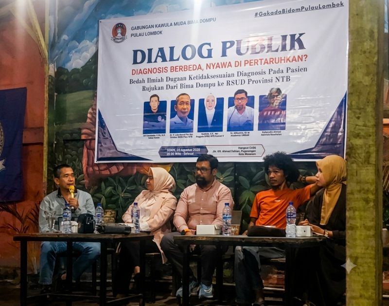 Foto: Empat narasumber, Direktur RSUP NTB, Anggota DPRD NTB, Akademisi, dan Relawan Kesehatan, memberikan pandangan dalam dialog publik "Bedah Ilmiah Dugaan Ketidaksesuaian Diagnosis". Acara ini menjadi wadah penyampaian aspirasi terkait pelayanan kesehatan bagi pasien rujukan dari Pulau Sumbawa di rumah sakit rujukan utama provinsi. (JD09)