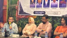 Foto: Direktur RSUD Provinsi NTB dr. Asrul Sani (kiri) bersama Anggota Komisi V DPRD NTB Nadirah, Akademisi UNBIM Alfisahrin, dan Relawan Kemanusiaan Kaharuddin Abbas saat menjadi pembicara dalam dialog publik yang digelar GAKADA BIDOM di Hangout Coffee, Senin, 3 Agustus 2026. Forum ini membahas isu dugaan ketidaksesuaian diagnosis medis pada pasien rujukan asal Bima dan Dompu.(JD09)