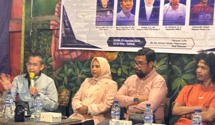 Foto: Direktur RSUD Provinsi NTB dr. Asrul Sani (kiri) bersama Anggota Komisi V DPRD NTB Nadirah, Akademisi UNBIM Alfisahrin, dan Relawan Kemanusiaan Kaharuddin Abbas saat menjadi pembicara dalam dialog publik yang digelar GAKADA BIDOM di Mataram, Senin, 3 Agustus 2026. Forum ini membahas isu dugaan ketidaksesuaian diagnosis medis pada pasien rujukan asal Bima dan Dompu.(JD09)