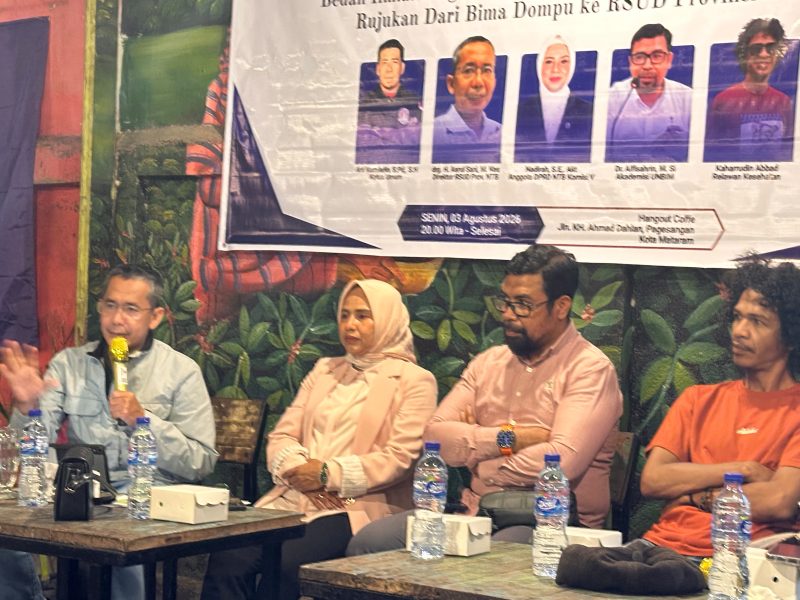 Foto: Direktur RSUD Provinsi NTB dr. Asrul Sani (kiri) bersama Anggota Komisi V DPRD NTB Nadirah, Akademisi UNBIM Alfisahrin, dan Relawan Kemanusiaan Kaharuddin Abbas saat menjadi pembicara dalam dialog publik yang digelar GAKADA BIDOM di Hangout Coffee, Senin, 3 Agustus 2026. Forum ini membahas isu dugaan ketidaksesuaian diagnosis medis pada pasien rujukan asal Bima dan Dompu.(JD09)