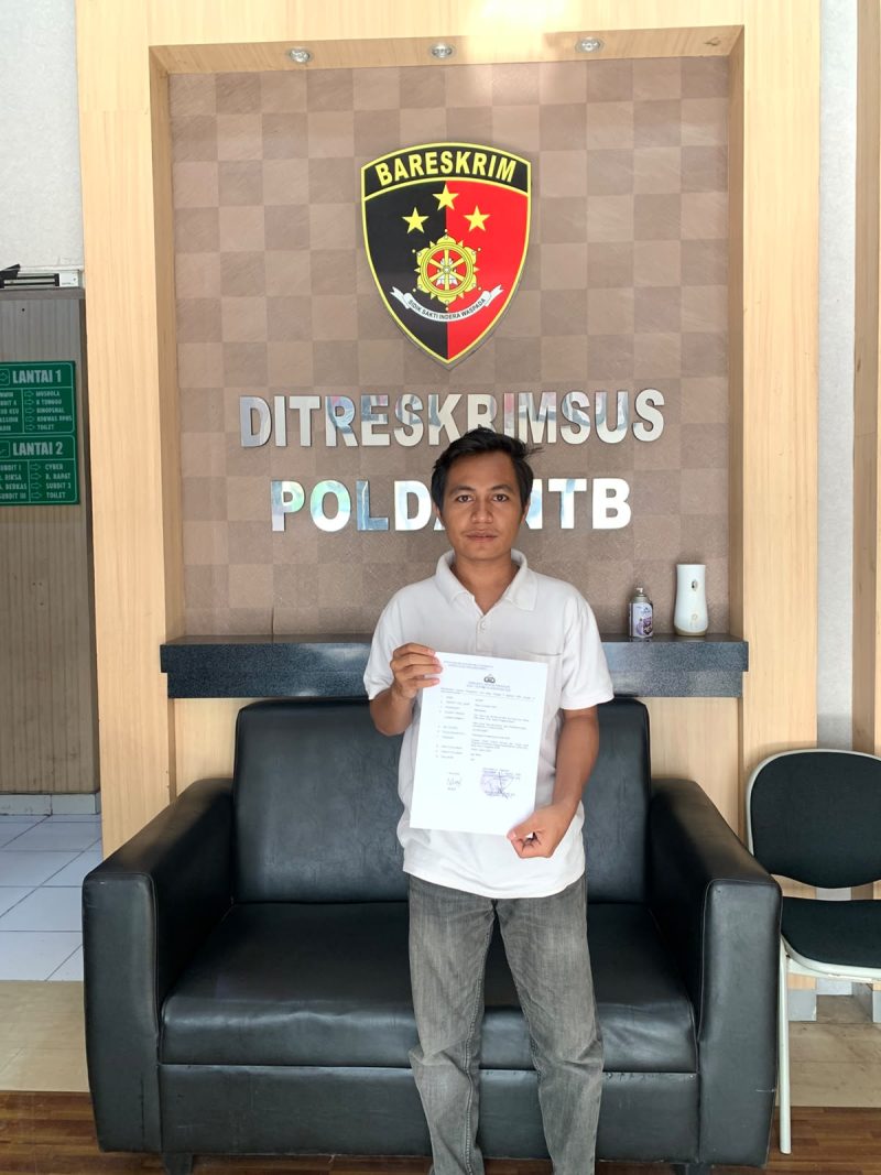 Foto: Pelapor memperlihatkan tanda terima bukti laporan pengaduan kasus Revit Bima di Ditreskrimsus Polda NTB.(JD09)