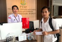 Foto: Penyerahan berkas laporan dugaan korupsi Program Revit Sekolah Kab. Bima TA 2025 di Kejati NTB oleh APIK NTB.(JD09)