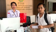 Foto: Penyerahan berkas laporan dugaan korupsi Program Revit Sekolah Kab. Bima TA 2025 di Kejati NTB oleh APIK NTB.(JD09)