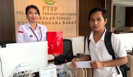 Foto: Penyerahan berkas laporan dugaan korupsi Program Revit Sekolah Kab. Bima TA 2025 di Kejati NTB oleh APIK NTB.(JD09)