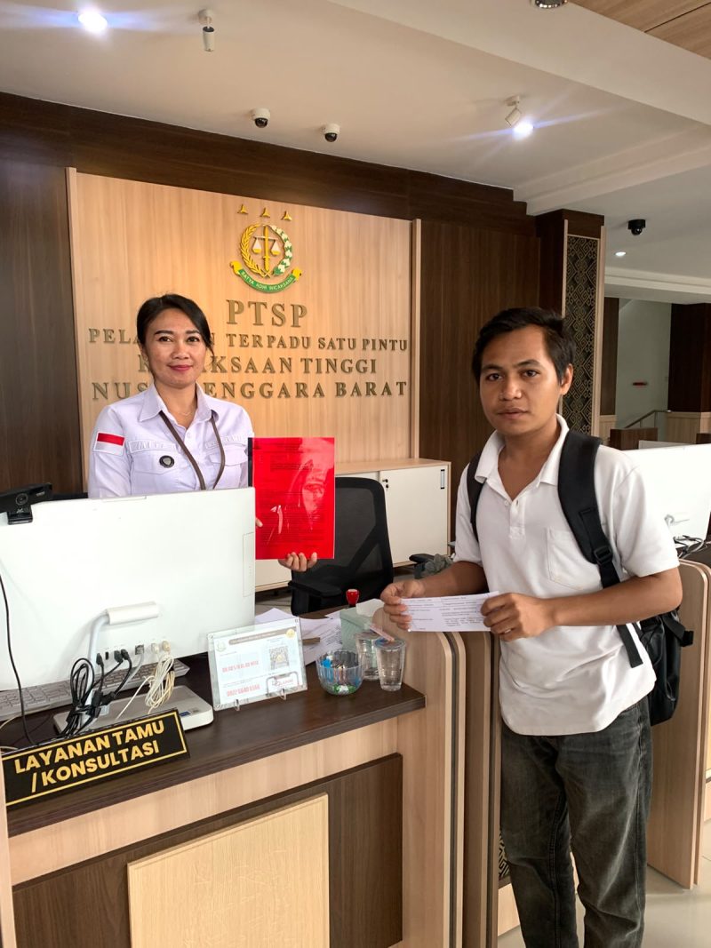 Foto: Penyerahan berkas laporan dugaan korupsi Program Revit Sekolah Kab. Bima TA 2025 di Kejati NTB oleh APIK NTB.(JD09)
