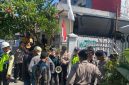 Foto: Massa dari Koalisi Rakyat Sipil (KRS) NTB menyampaikan orasi dengan pengawalan ketat aparat kepolisian di depan Kantor PT Amman Mineral Nusa Tenggara (AMNT) di Mataram, Kamis (6/8/2026).