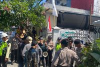 Foto: Massa dari Koalisi Rakyat Sipil (KRS) NTB menyampaikan orasi dengan pengawalan ketat aparat kepolisian di depan Kantor PT Amman Mineral Nusa Tenggara (AMNT) di Mataram, Kamis (6/8/2026).