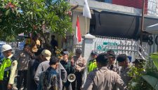 Foto: Massa dari Koalisi Rakyat Sipil (KRS) NTB menyampaikan orasi dengan pengawalan ketat aparat kepolisian di depan Kantor PT Amman Mineral Nusa Tenggara (AMNT) di Mataram, Kamis (6/8/2026).