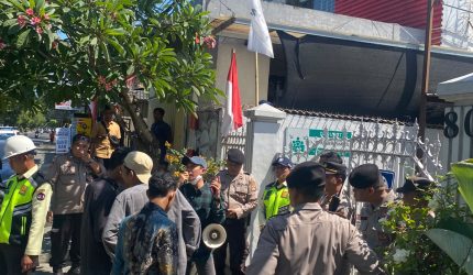 Foto: Massa dari Koalisi Rakyat Sipil (KRS) NTB menyampaikan orasi dengan pengawalan ketat aparat kepolisian di depan Kantor PT Amman Mineral Nusa Tenggara (AMNT) di Mataram, Kamis (6/8/2026).