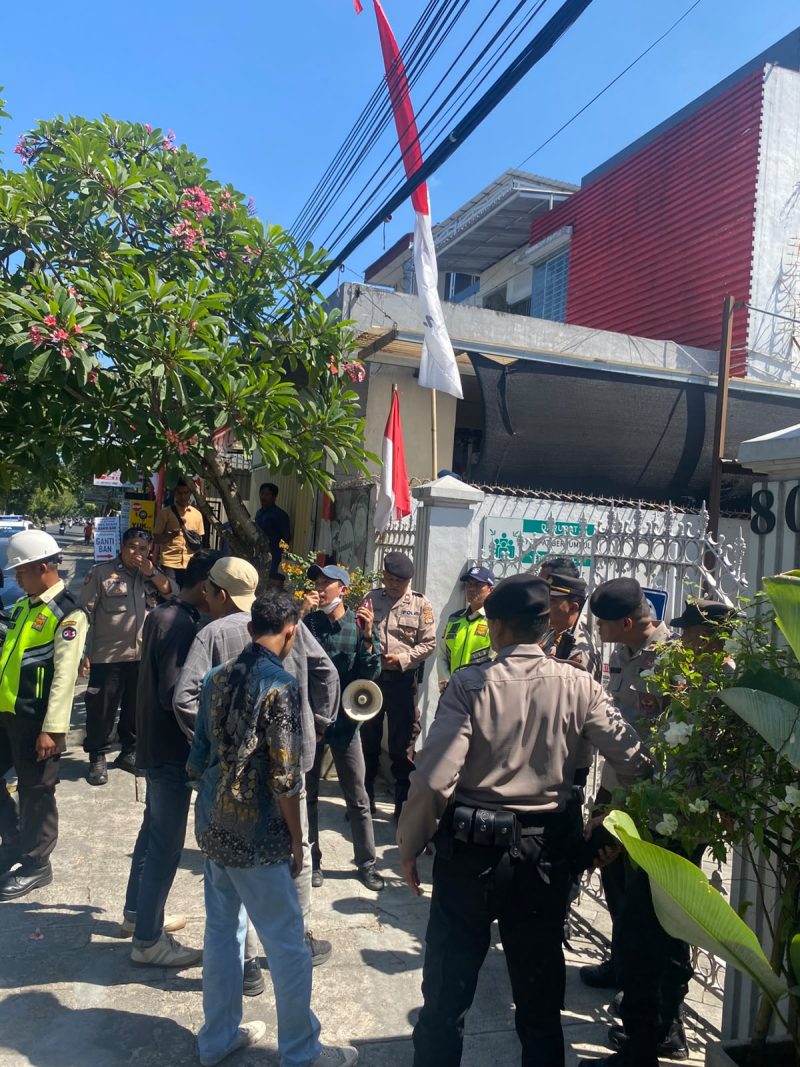 Foto: Massa dari Koalisi Rakyat Sipil (KRS) NTB menyampaikan orasi dengan pengawalan ketat aparat kepolisian di depan Kantor PT Amman Mineral Nusa Tenggara (AMNT) di Mataram, Kamis (6/8/2026).