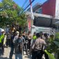 Foto: Massa dari Koalisi Rakyat Sipil (KRS) NTB menyampaikan orasi dengan pengawalan ketat aparat kepolisian di depan Kantor PT Amman Mineral Nusa Tenggara (AMNT) di Mataram, Kamis (6/8/2026).