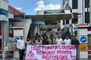 Aksi unjuk rasa KPK-PD mendesak aparat penegak hukum mengusut tuntas dugaan korupsi proyek pembangunan dan revitalisasi di Kabupaten Bima, NTB. (Foto: JD09)