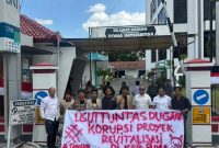 Aksi unjuk rasa KPK-PD mendesak aparat penegak hukum mengusut tuntas dugaan korupsi proyek pembangunan dan revitalisasi di Kabupaten Bima, NTB. (Foto: JD09)