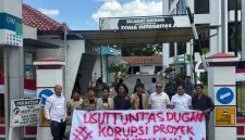 Aksi unjuk rasa KPK-PD mendesak aparat penegak hukum mengusut tuntas dugaan korupsi proyek pembangunan dan revitalisasi di Kabupaten Bima, NTB. (Foto: JD09)