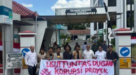 Aksi unjuk rasa KPK-PD mendesak aparat penegak hukum mengusut tuntas dugaan korupsi proyek pembangunan dan revitalisasi di Kabupaten Bima, NTB. (Foto: JD09)