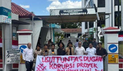Aksi unjuk rasa KPK-PD mendesak aparat penegak hukum mengusut tuntas dugaan korupsi proyek pembangunan dan revitalisasi di Kabupaten Bima, NTB. (Foto: JD09)