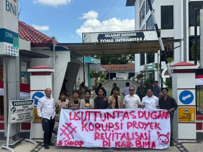 Aksi unjuk rasa KPK-PD mendesak aparat penegak hukum mengusut tuntas dugaan korupsi proyek pembangunan dan revitalisasi di Kabupaten Bima, NTB. (Foto: JD09)