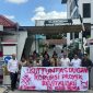 Aksi unjuk rasa KPK-PD mendesak aparat penegak hukum mengusut tuntas dugaan korupsi proyek pembangunan dan revitalisasi di Kabupaten Bima, NTB. (Foto: JD09)