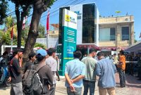 Massa dari Barisan Aspirasi Rakyat (BARA NTB) menggelar aksi demonstrasi di depan kantor PT PLN Nusa Daya Unit Pelaksana Nusa Tenggara Barat terkait bobroknya tata kelola manajemen dan pengabaian K3. (Foto: Dok. BARA NTB)