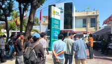 Massa dari Barisan Aspirasi Rakyat (BARA NTB) menggelar aksi demonstrasi di depan kantor PT PLN Nusa Daya Unit Pelaksana Nusa Tenggara Barat terkait bobroknya tata kelola manajemen dan pengabaian K3. (Foto: Dok. BARA NTB)