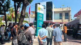 Massa dari Barisan Aspirasi Rakyat (BARA NTB) menggelar aksi demonstrasi di depan kantor PT PLN Nusa Daya Unit Pelaksana Nusa Tenggara Barat terkait bobroknya tata kelola manajemen dan pengabaian K3. (Foto: Dok. BARA NTB)