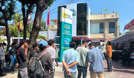 Massa dari Barisan Aspirasi Rakyat (BARA NTB) menggelar aksi demonstrasi di depan kantor PT PLN Nusa Daya Unit Pelaksana Nusa Tenggara Barat terkait bobroknya tata kelola manajemen dan pengabaian K3. (Foto: Dok. BARA NTB)