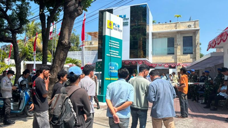 Massa dari Barisan Aspirasi Rakyat (BARA NTB) menggelar aksi demonstrasi di depan kantor PT PLN Nusa Daya Unit Pelaksana Nusa Tenggara Barat terkait bobroknya tata kelola manajemen dan pengabaian K3. (Foto: Dok. BARA NTB)