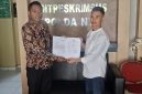 Foto: Itrawadin, S.H. (kiri), Ketua Bidang Hukum & HAM PW SEMMI NTB, bersama perwakilan masyarakat adat Bayan, Junaidi, S.H., saat menyerahkan berkas laporan pengaduan ke Ditreskrimsus Polda NTB terkait dugaan penghinaan terhadap ritual Maulid Adat Bayan, Sabtu (22/8/2026).