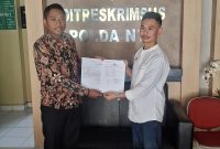 Foto: Itrawadin, S.H. (kiri), Ketua Bidang Hukum & HAM PW SEMMI NTB, bersama perwakilan masyarakat adat Bayan, Junaidi, S.H., saat menyerahkan berkas laporan pengaduan ke Ditreskrimsus Polda NTB terkait dugaan penghinaan terhadap ritual Maulid Adat Bayan, Sabtu (22/8/2026).