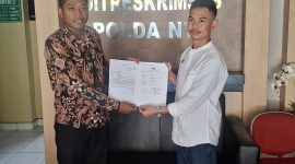 Foto: Itrawadin, S.H. (kiri), Ketua Bidang Hukum & HAM PW SEMMI NTB, bersama perwakilan masyarakat adat Bayan, Junaidi, S.H., saat menyerahkan berkas laporan pengaduan ke Ditreskrimsus Polda NTB terkait dugaan penghinaan terhadap ritual Maulid Adat Bayan, Sabtu (22/8/2026).