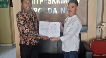 Foto: Itrawadin, S.H. (kiri), Ketua Bidang Hukum & HAM PW SEMMI NTB, bersama perwakilan masyarakat adat Bayan, Junaidi, S.H., saat menyerahkan berkas laporan pengaduan ke Ditreskrimsus Polda NTB terkait dugaan penghinaan terhadap ritual Maulid Adat Bayan, Sabtu (22/8/2026).