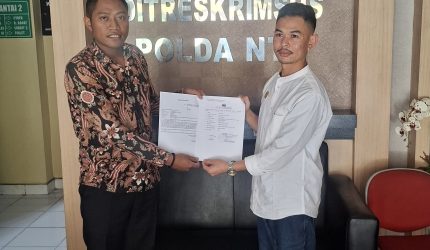 Foto: Itrawadin, S.H. (kiri), Ketua Bidang Hukum & HAM PW SEMMI NTB, bersama perwakilan masyarakat adat Bayan, Junaidi, S.H., saat menyerahkan berkas laporan pengaduan ke Ditreskrimsus Polda NTB terkait dugaan penghinaan terhadap ritual Maulid Adat Bayan, Sabtu (22/8/2026).