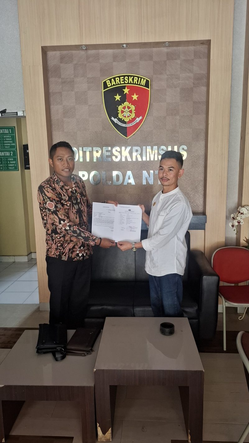 Foto: Itrawadin, S.H. (kiri), Ketua Bidang Hukum & HAM PW SEMMI NTB, bersama perwakilan masyarakat adat Bayan, Junaidi, S.H., saat menyerahkan berkas laporan pengaduan ke Ditreskrimsus Polda NTB terkait dugaan penghinaan terhadap ritual Maulid Adat Bayan, Sabtu (22/8/2026).